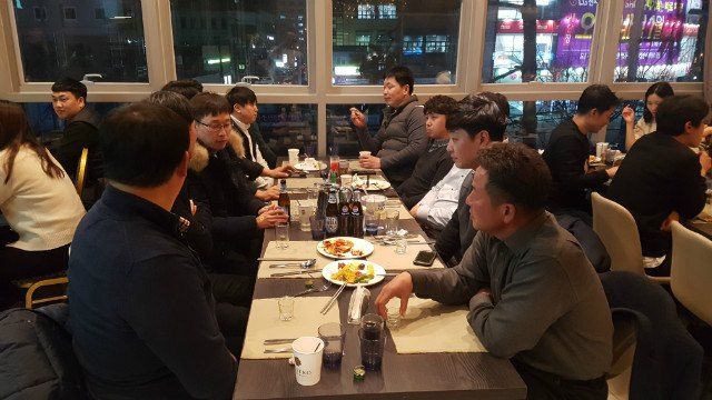 송년의 밤 행사장에서 식사하며 담소하는 임직원들