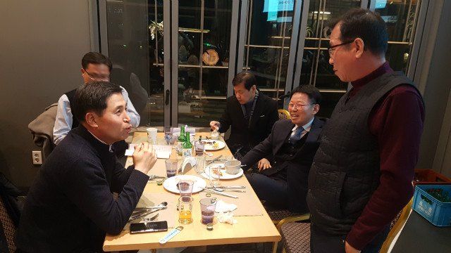 송년의 밤 행사장에서 식사하며 담소하는 임직원들