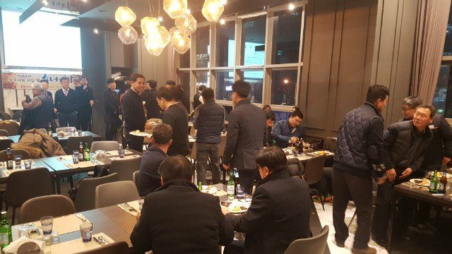 송년의 밤 행사장에서 식사하며 담소하는 임직원들