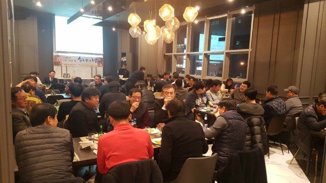 송년의 밤 행사장에서 식사하며 담소하는 임직원들