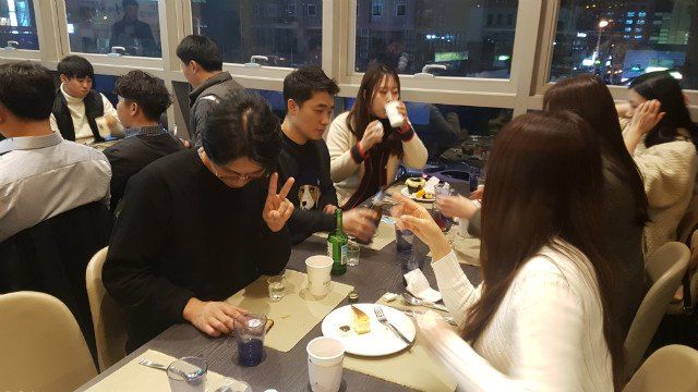 송년의 밤 행사장에서 식사하며 담소하는 임직원들