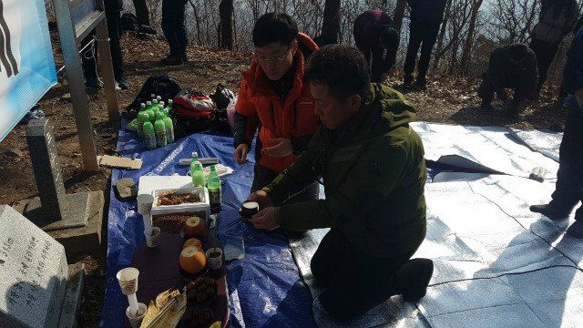 제단 앞에 무릎 꿇고 잔을 올리는 현장소장