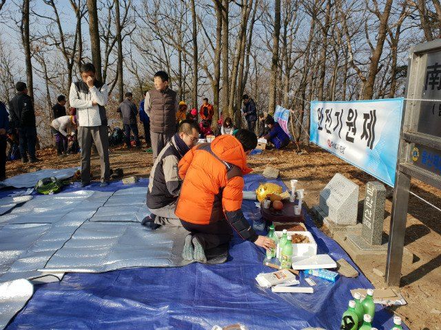 제단 앞에서 절하는 본사 안전 담당자