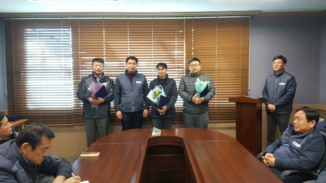 본사 대회의실에서 꽃다발을 든 2019년도 우수사원 표창 수상자들